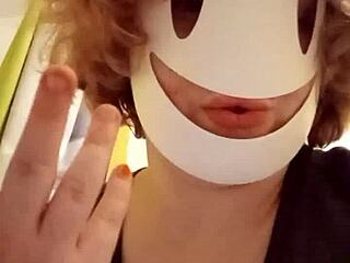Chatting on webcam: A steamy amateur experience