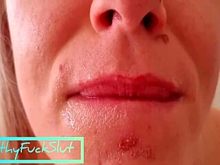 阴茎探针和吸吮直到他射精并用力吞咽