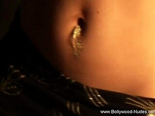 bollywood babe enjoys dirty exhibition moments