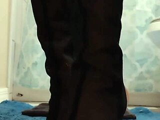 Naejae's homemade video captures a great cumshot