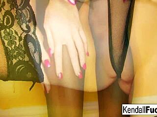 Kendall does a sexy tease 😏
