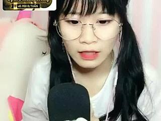 Hot Asian Girl Live on Webcam