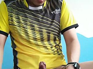 Horny Thai Gay Squirts Water in Passionate Encounter!