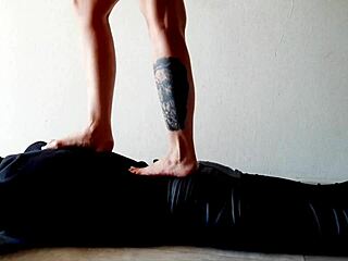 女主人Nika践踏奴隶的肚子