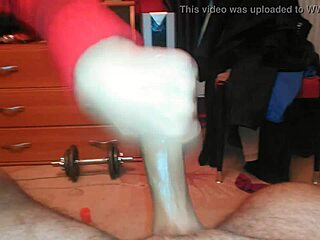 Amateur hands job leads to hot sperm