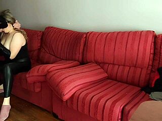 黑紧身裤里的肛交！她在客厅被后入，业余爱好者大声呻吟！