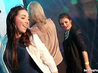 女同在湿漉漉的夜店派对上跳舞