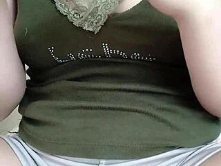 Gai Xinh dancing live on Bigo 2