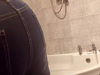 Real amateur MILF invites us to watch her shaved body