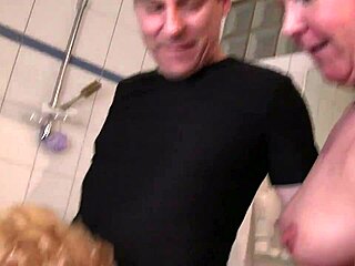 俩骚熟女三人行大屌口爆