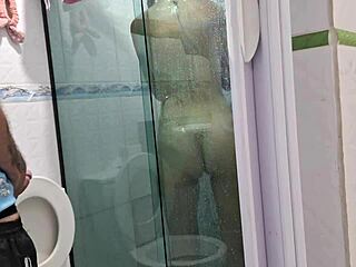 pediu pra usar o banheiro com ela no banho