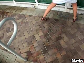 业余书呆子年轻Cara Swank尝试户外肛交