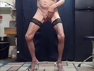 裸臀男同娘娘穿高跟鞋