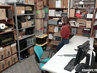 纹身少女在办公室得到硬后入式猛捅