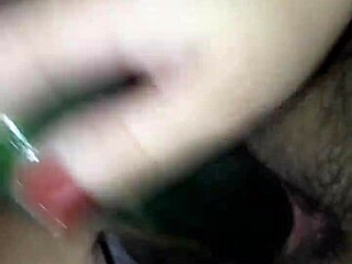 Claudia y su pepino. Me encanta como lo usa para masturbarse sola en casa.