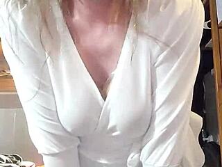 Beautiful transsexual Cdjade in a sexy costume.