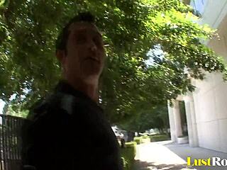 爆乳Briana Blair爱后入狗爬射精