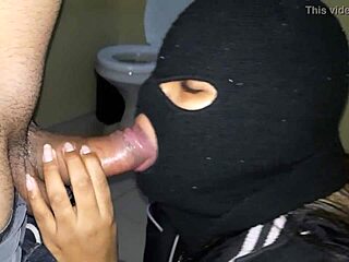 bandida chupando refém no cativeiro