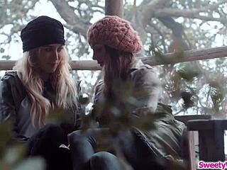 离家出走妹舔闺蜜骚逼干嘛？