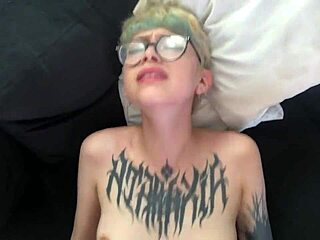 Descubro a mi hermanastro masturbándose con sus tetas naturales enormes