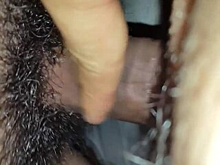 业余丈夫在床上用力吸舔操妻子的多汁阴部！