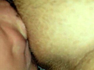 业余丈夫在床上用力吸舔操妻子的多汁阴部！