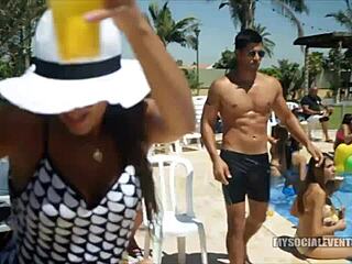 Docean熟女荡妇Simone Sonay被黑牛内射？