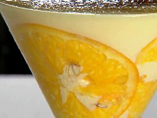 em gái nhật bản mặc áo tắm, bạn có muốn thấy cô ấy dễ thương thế nào không?