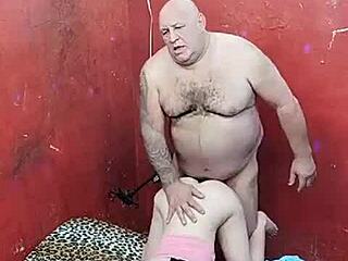 肌肉健身男在同性场景中深腹动作