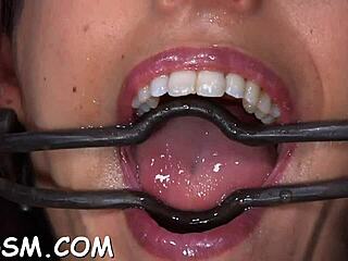 黑发辣妹今晚变态玩具玩穴狂欢