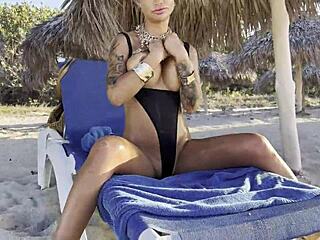 莫妮卡·福克斯海滩独奏喷水和脱垂