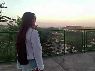 我在巴西街上短裤里闪现我剃光的肥屁股