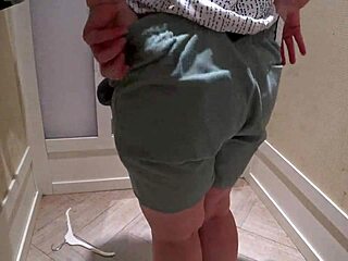 隐藏摄像头偷拍成熟丰满熟女试穿短裤更衣室