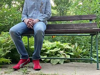 性感白臀熟女在户外公园换卫生巾