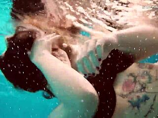 Dashka大奶紧身泳池比基尼惊艳