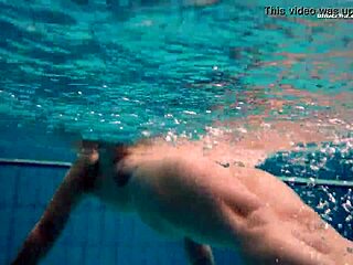 Dashka大奶紧身泳池比基尼惊艳