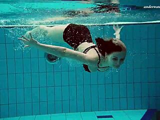 Dashka大奶紧身泳池比基尼惊艳