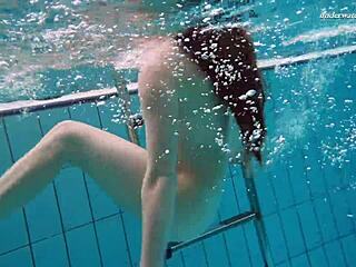 Liza Bubarek作为湿漉漉的水下美人鱼闪耀