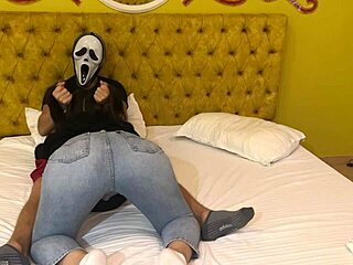 wanna see ghostface score a free halloween blowjob?