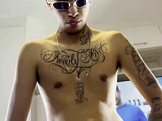 Лучший гей-друг лижет киску впервые