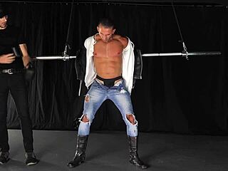 哇，直男肌肉猛男被紧紧绑在同性BDSM支配里