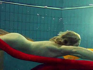 Nastya脱比基尼秀娇小裸体泳池边