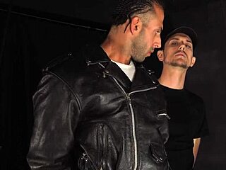 哇，直男肌肉猛男被紧紧绑在同性BDSM支配里