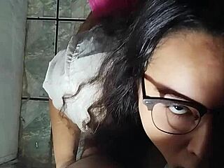 Fuck face - nerd vagabunda tendo a boca fodida e recebendo porra na cara