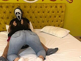 wanna see ghostface score a free halloween blowjob?