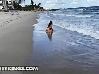 i'm duncan looking for girls at the beach, found summer col