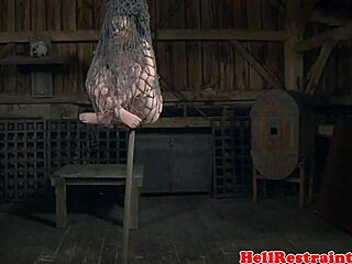 被绑的奴隶为变态惩罚被狠狠鞭打