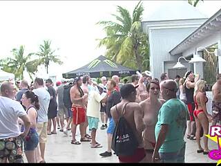 i flash on the street at fantasy fest