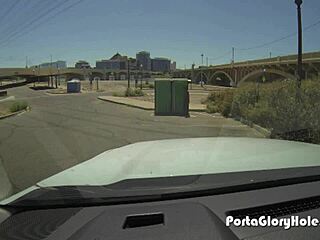 看看这个黑女孩在便携 gloryhole 吸很多白鸡巴