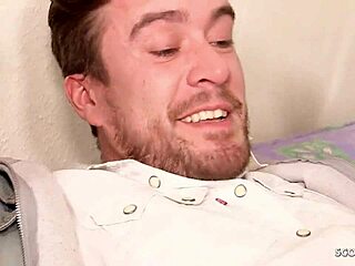 娇小少女蒂娜引诱邻居在家独自猛干